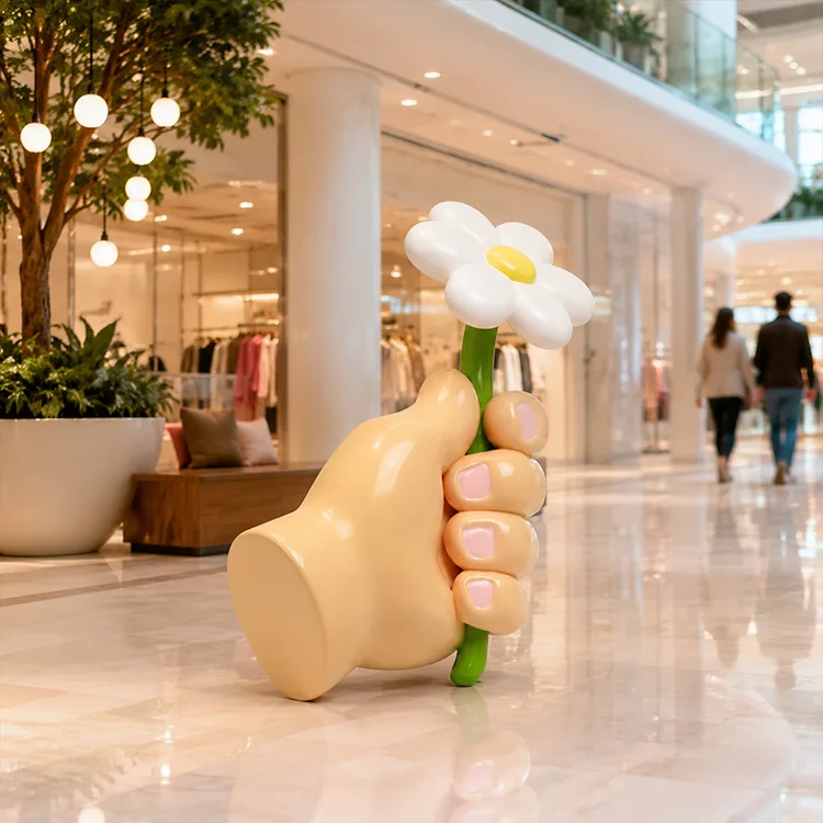 Hand Håller Blomma Skulptur